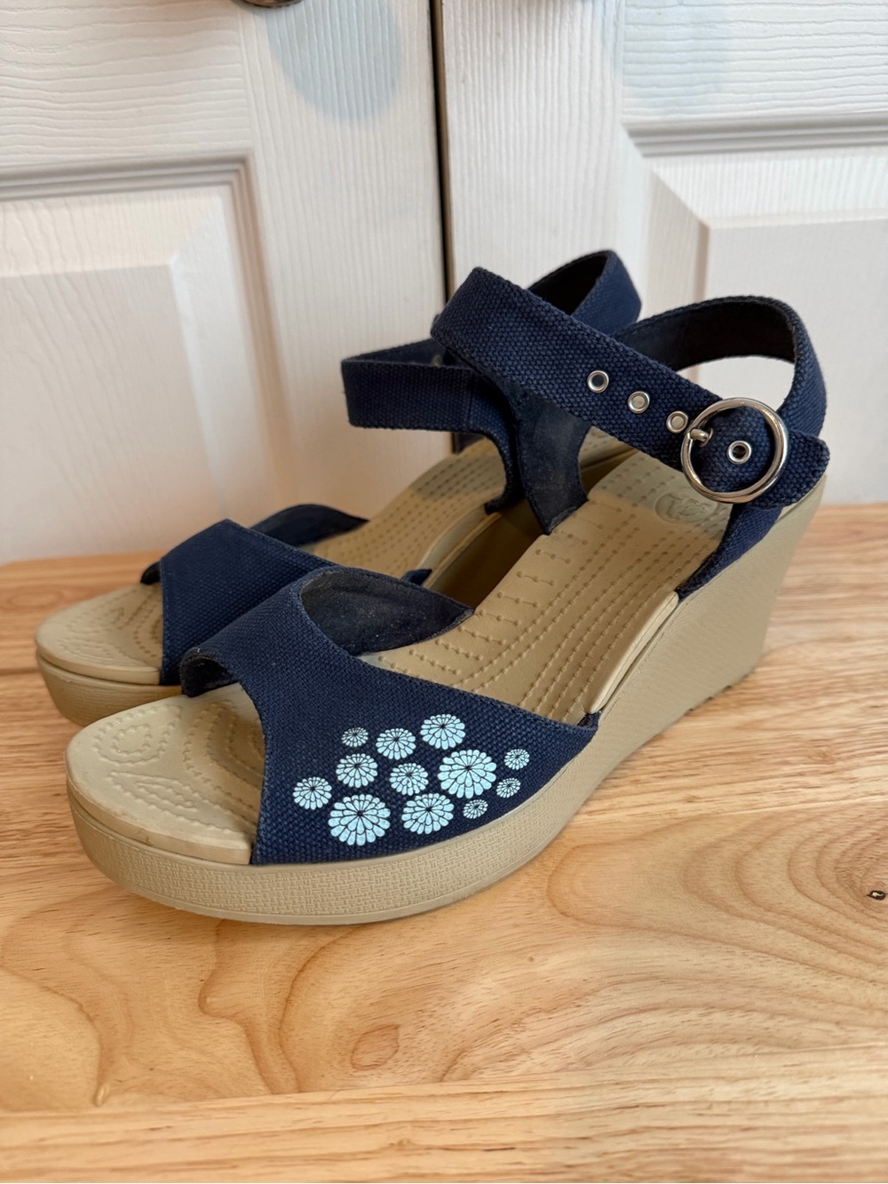 Crocs Hanalei Wedge Heel Sandals Women's Blue Canvas Floral Open Toe Size 10